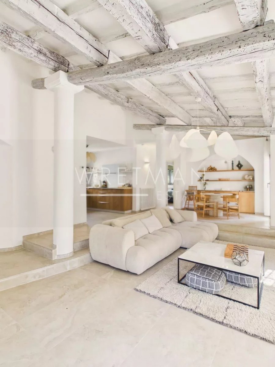 Villa La Colle-sur-Loup – Salon lumineux avec baie vitrée sur la piscine