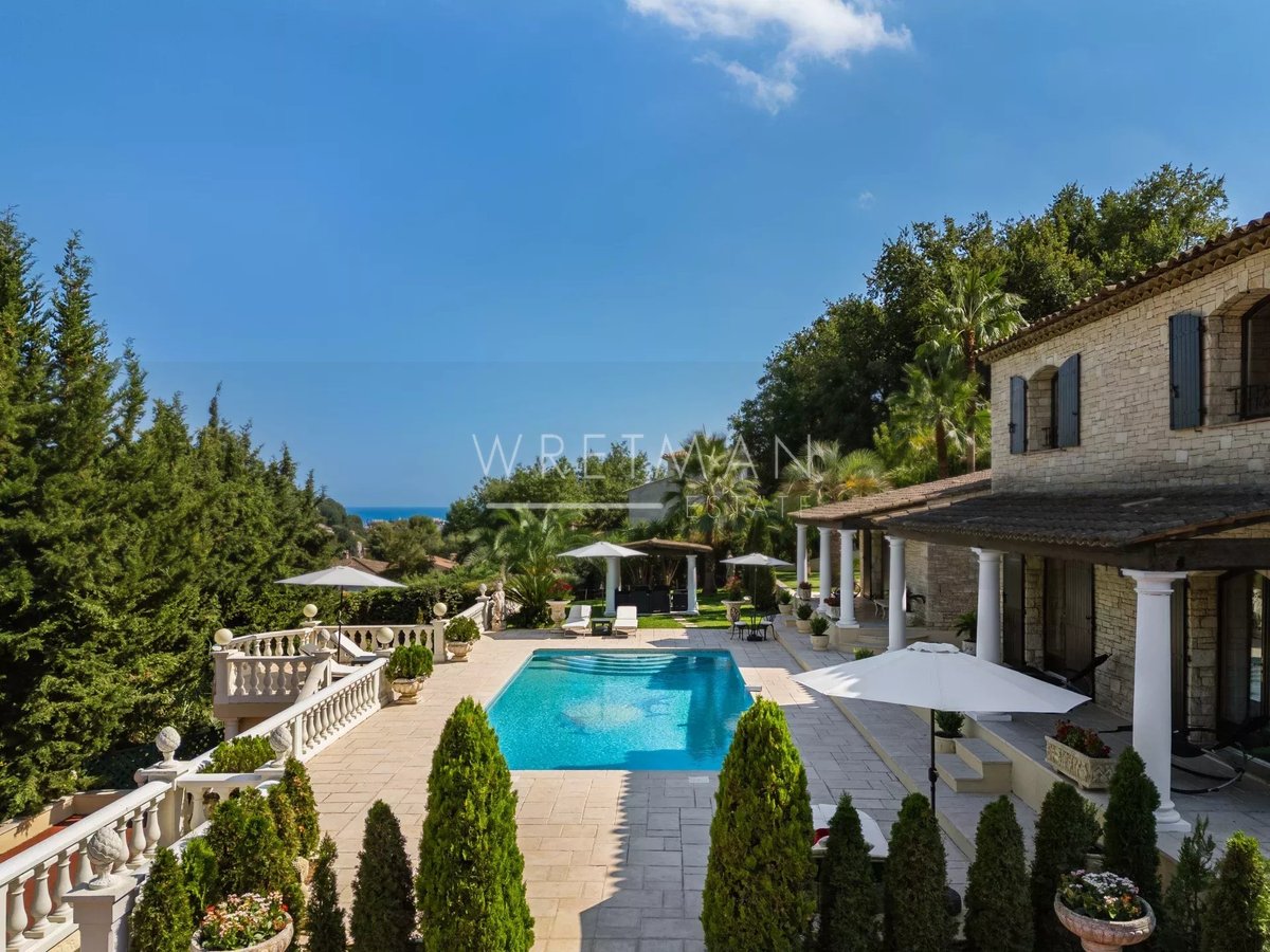 Villa La Colle-sur-Loup – Piscine miroir et espaces extérieurs