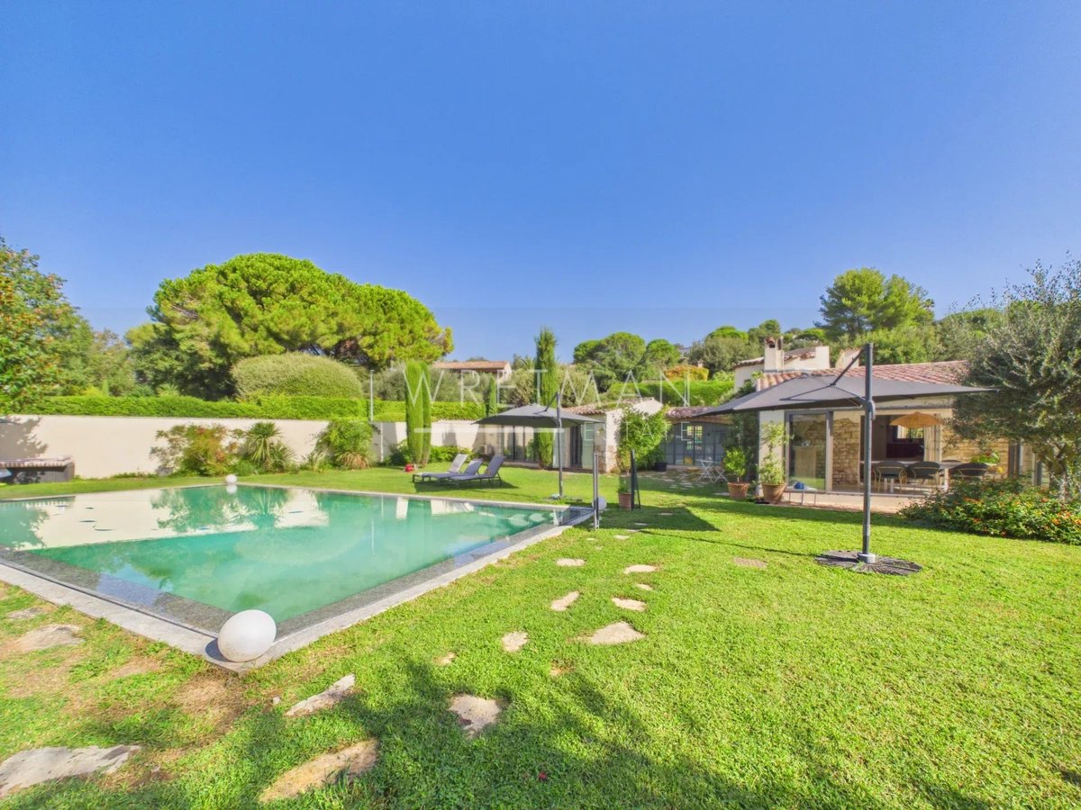 Villa La Colle-sur-Loup – Jardin soigné et piscine face à la villa