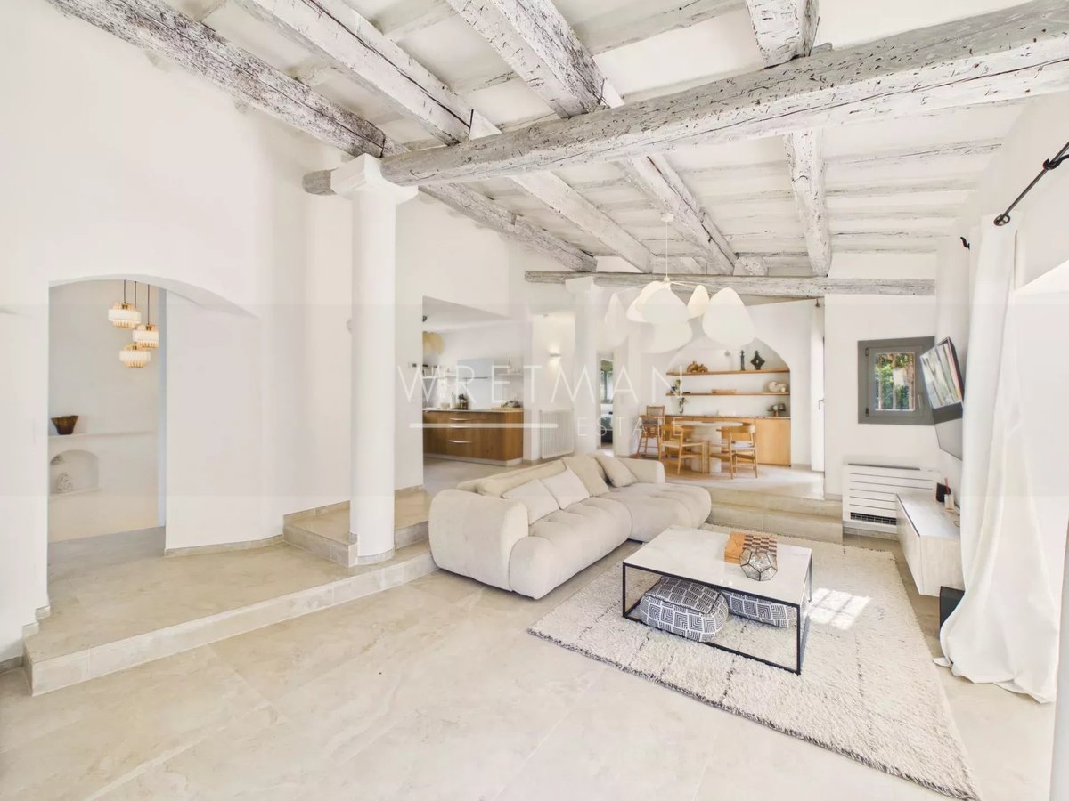 Villa La Colle-sur-Loup – Salon lumineux sous poutres blanches