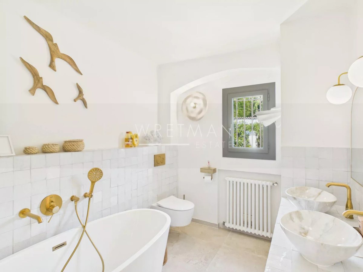 Villa La Colle-sur-Loup – Salle de bains avec baignoire